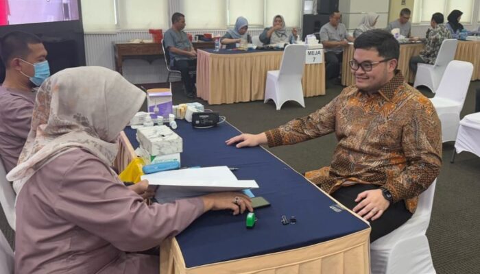 Bupati Kediri Terpilih Hanindhito Himawan Pramana sekaligus Wakilnya Dewi Mariya Ulfa menjalani cek kesehatan di Kantor Kementerian Dalam Negeri.