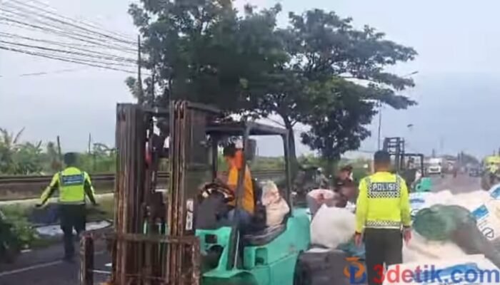 Akibat Pecah Ban, Truk Trailer Muatan Gula Pasir 38 Ton Terguling