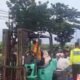 petugas Satlantas Polres Lamongan saat mengevakuasi truk trailer muatan gula pasir terguling di Jalan Lamongan Babat. [3detik.com]
