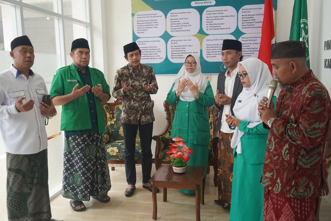 Wakil Bupati Trenggalek Syah Natanegara menghadiri pelantikan Pengurus Cabang (PC) Fatayat NU Kabupaten Trenggalek masa khidmat 2024-2029.