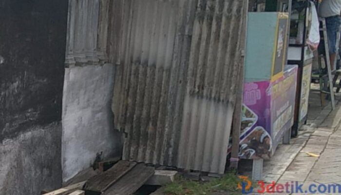 saluran air gorong-gorong tertutup bangunan semi permanen. [3detik.com]