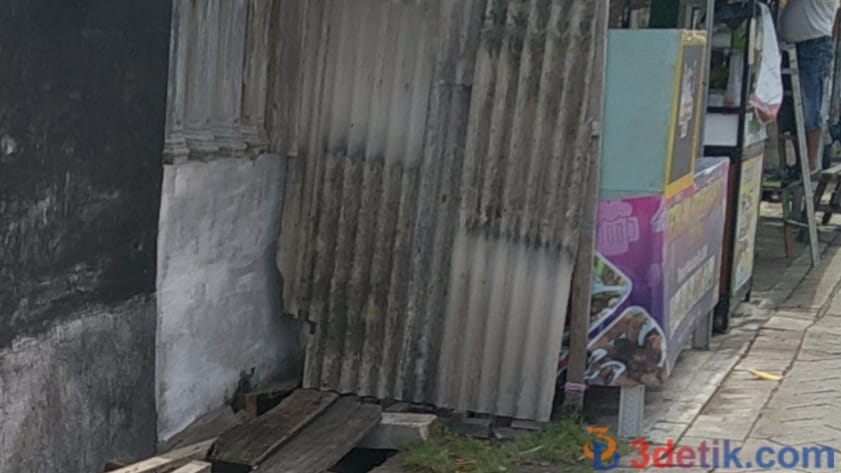 saluran air gorong-gorong tertutup bangunan semi permanen. [3detik.com]