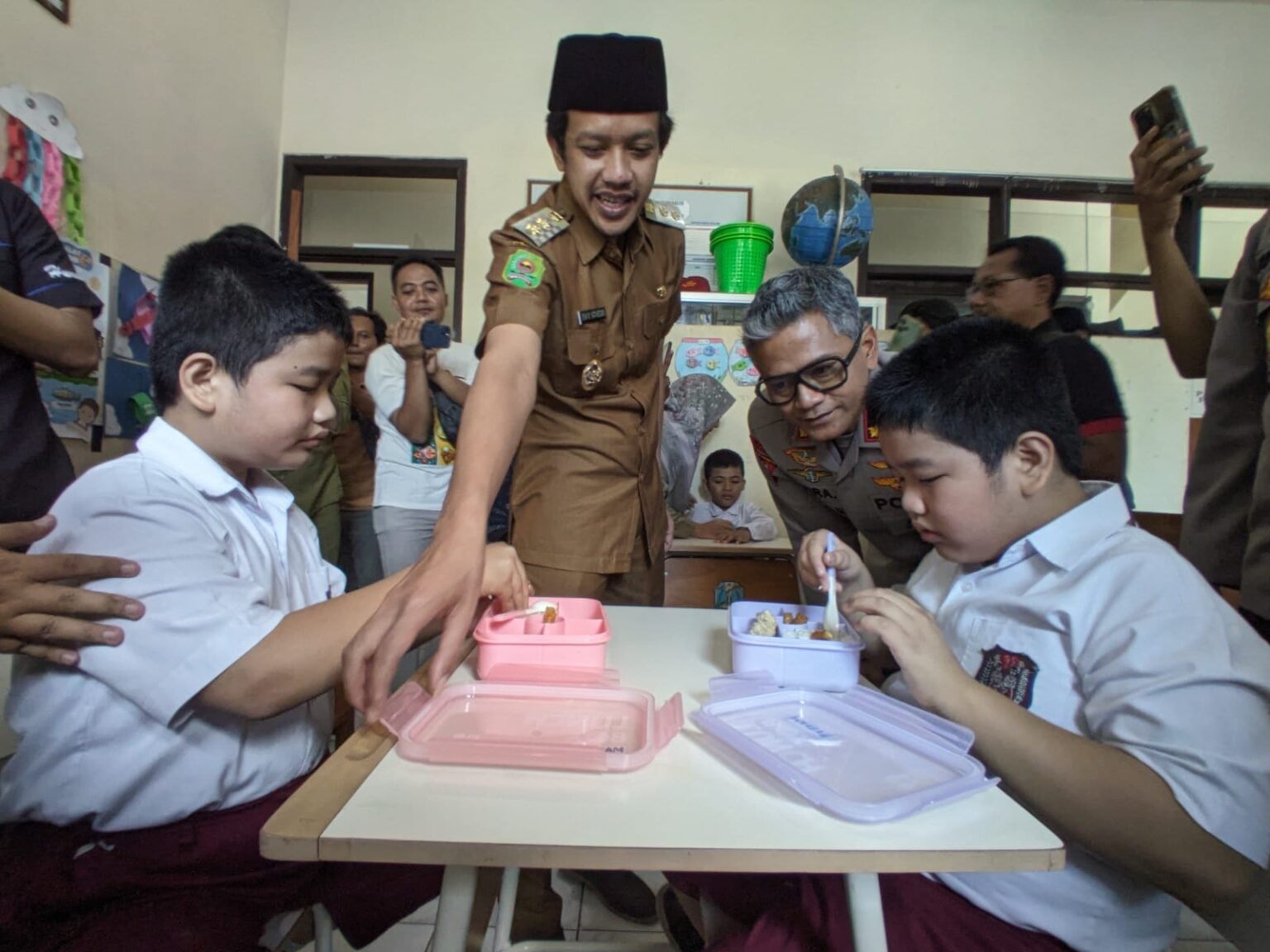 Wabup Trenggalek Syah Muhamad Natanegara, usai meninjau uji coba penyelenggaraan MBG di Sekolah Luar Biasa (SLB).