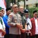 Komjen Pol Imam, Kapolda Jatim bersama mahasiswa saat gelat bakti sosial polri presisi. [3detik.com]