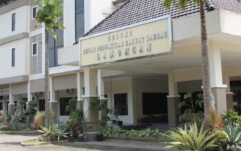 DPRD Lamongan meminta layanan dukcapil meningkatkan administrasi kependudukan.