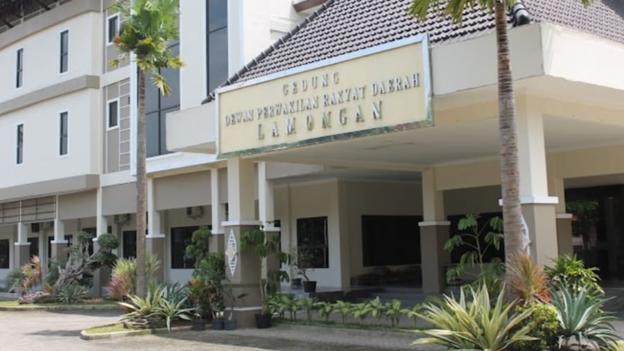DPRD Lamongan meminta layanan dukcapil meningkatkan administrasi kependudukan.