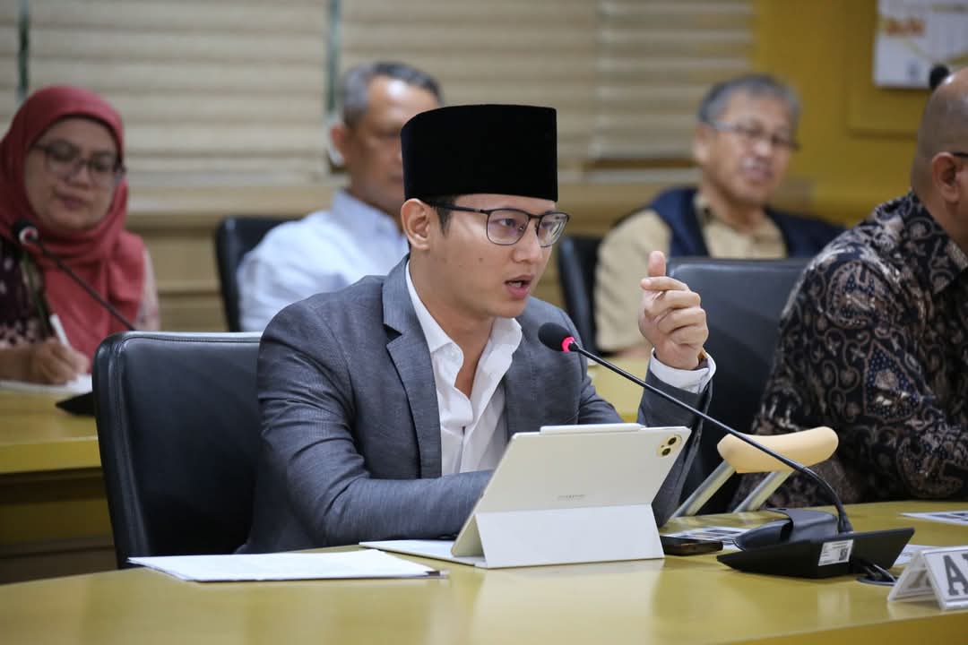 Bupati Trenggalek, Mochamad Nur Arifin mengkritik beberapa pembatasan kewenangan pemerintah daerah saat hadir dalam Rapat Dengar Pendapat Umum (RDPU) bersama DPD RI.