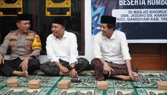 Wabup Trenggalek Syah Natanegara Serahkan Kompensasi Gas Buang Bibit Pohon Kepada Warga