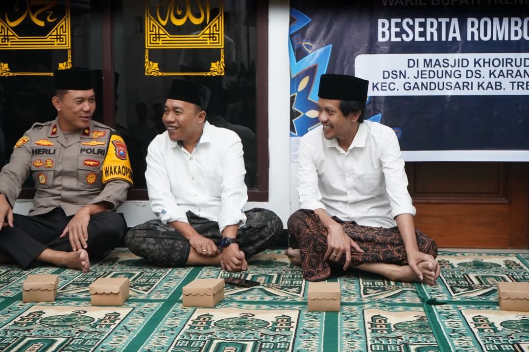 Masih dalam rangkaian kegiatan Safari Ramadhan, Wakil Bupati Trenggalek, Syah Mohamad Natanegara, serahkan kompensasi gas buang kendaraan yang dikendarai kepada masyarakat Desa Karanganyar.