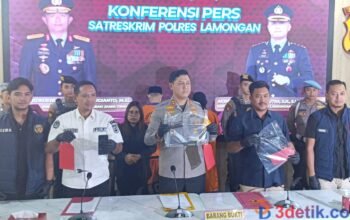 Kapolres Lamongan, AKBP Bobby Adimas Condroputra saat merilis 2 tersangka penganiayaan. [3detik.com]