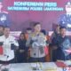 Kapolres Lamongan, AKBP Bobby Adimas Condroputra saat merilis 2 tersangka penganiayaan. [3detik.com]