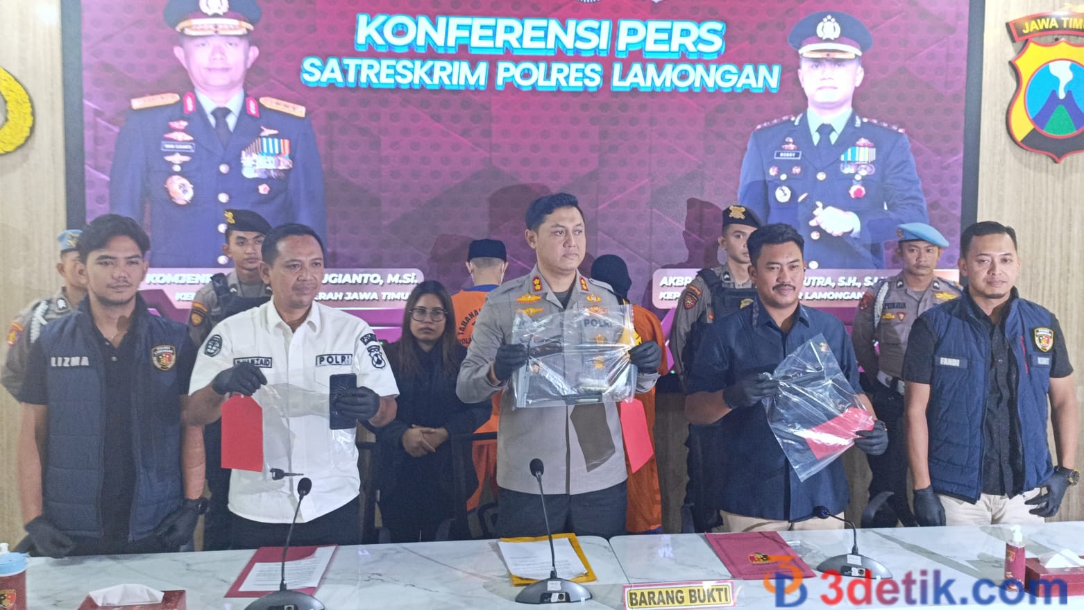 Kapolres Lamongan, AKBP Bobby Adimas Condroputra saat merilis 2 tersangka penganiayaan. [3detik.com]