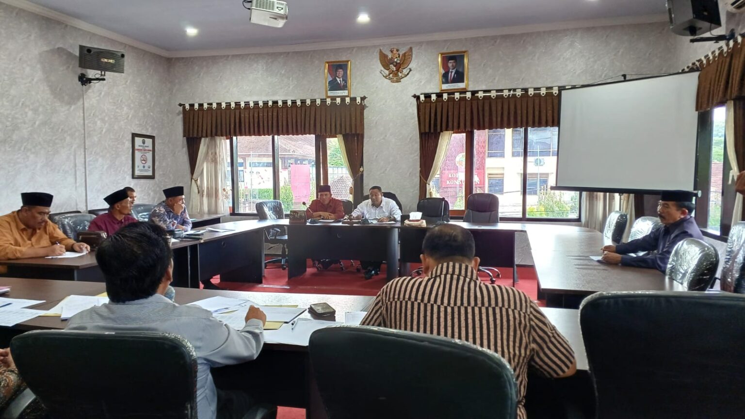 Target Pendapatan Asli Daerah (PAD) tidak tercapai, Ketua Komisi II DPRD Trenggalek, Mugianto panggil Badan Keuangan Daerah.