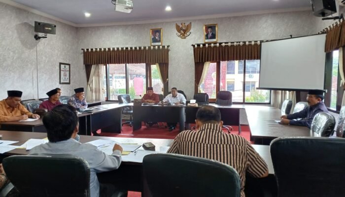 Target Pendapatan Asli Daerah (PAD) tidak tercapai, Ketua Komisi II DPRD Trenggalek, Mugianto panggil Badan Keuangan Daerah.