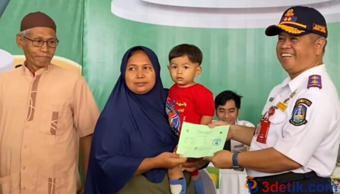 Program Mudik Bareng Gratis 2025, Kadishub Jawa Timur Serahkan Tiket ke Peserta Mudik