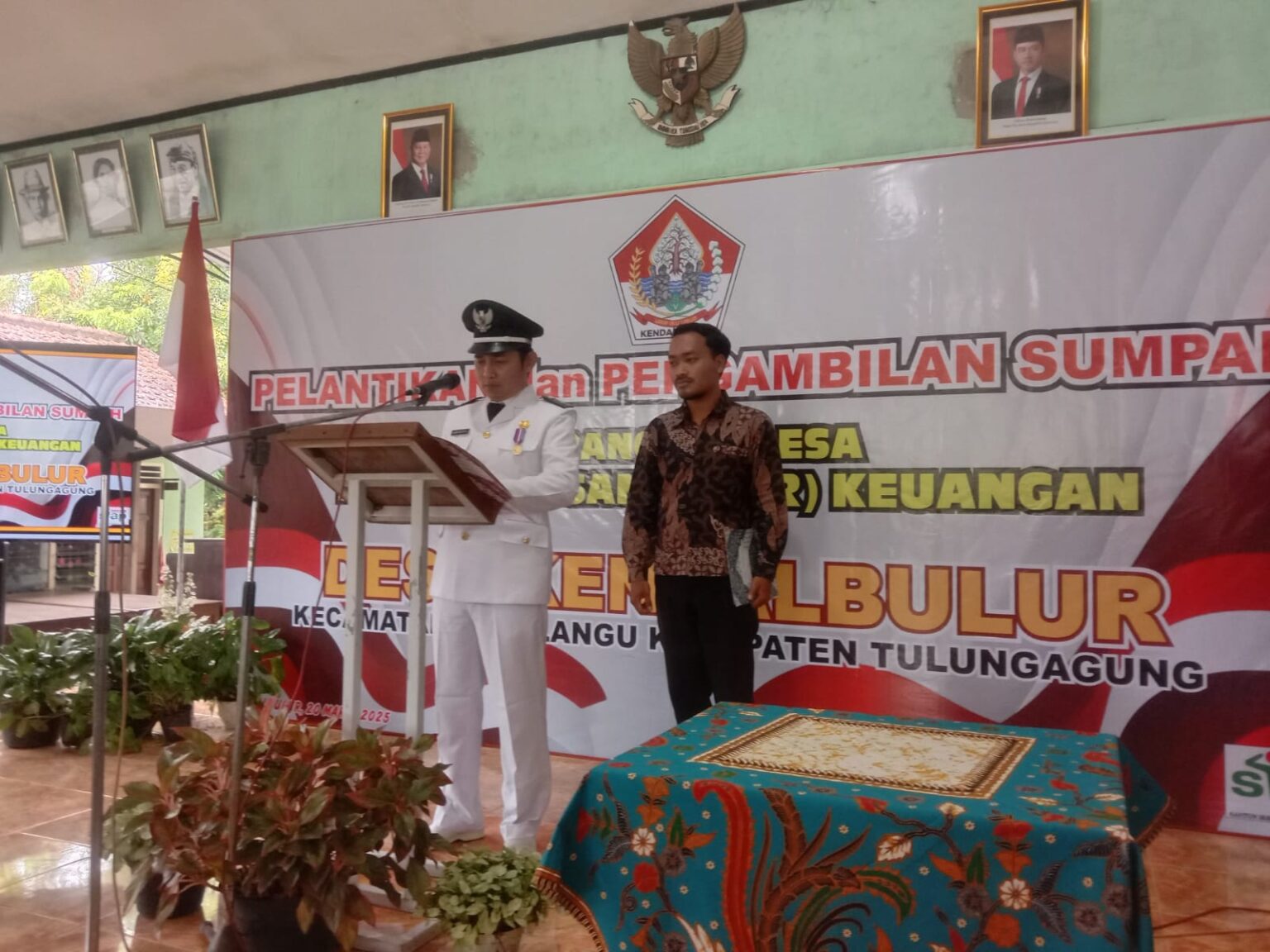 Pelantikan perangkat Desa yang digelar di balai Desa Kendalbulur, Kecamatan Boyolangu.