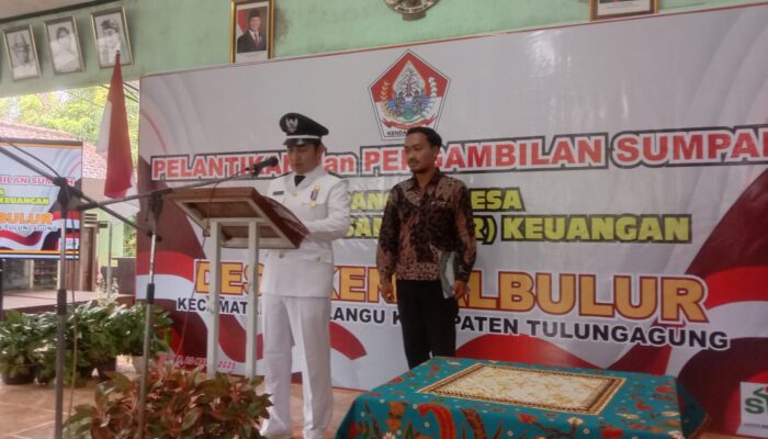 Pelantikan perangkat Desa yang digelar di balai Desa Kendalbulur, Kecamatan Boyolangu.