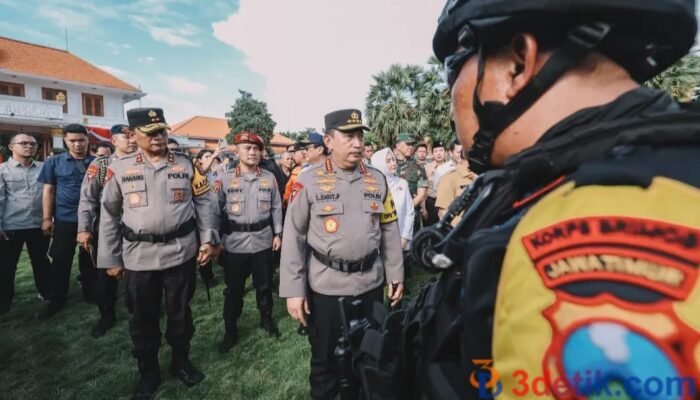 Kapolri Listyo Sigit Pimpin Apel Operasi Ketupat 2025 di Grahadi Surabaya
