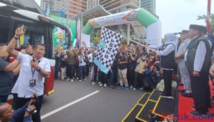 Gubernur Jatim Khofifah Indar Parawansa saat memberangkatkan pemudik. [3detik.com]