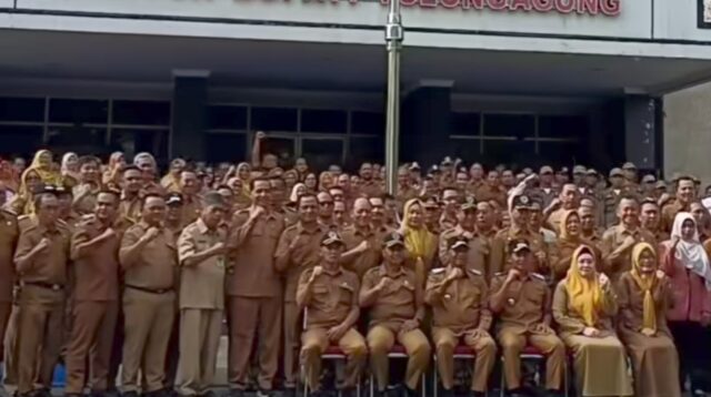 Apel perdana Bupati H. Gatut Sunu Wibowo, S.E., M.E. dan Wakil Bupati Ahmad Baharudin, S.M., dan staf ASN lingkup Pemkab Tulungagung.