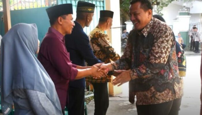 Open House Hari ke-2 Lebaran Hari Raya Idul Fitri 1446 H, Wakil Bupati Tulungagung, H. Ahmad Baharudin, S.M,, di kediamannya, Jl. Ki. Mangunsarkoro Desa Beji, Kecamatan Boyolangu
