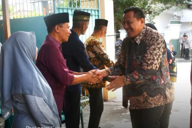 Open House Hari ke-2 Lebaran Hari Raya Idul Fitri 1446 H, Wakil Bupati Tulungagung, H. Ahmad Baharudin, S.M,, di kediamannya, Jl. Ki. Mangunsarkoro Desa Beji, Kecamatan Boyolangu