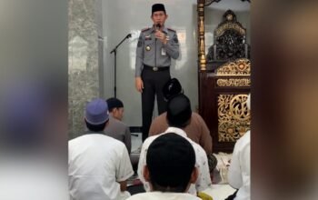 Karutan Kelas I Surabaya Tomi Elyus saat sampaikan pengarahan kepada warga binaan. [3detik.com]