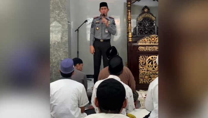 Karutan Kelas I Surabaya Tomi Elyus saat sampaikan pengarahan kepada warga binaan. [3detik.com]