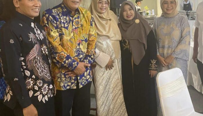 Ketua Dewan Pimpinan Cabang (DPC) Partai Gerindra Kabupaten Tulungagung, H. Ahmad Baharudin, SM, bersama istri, Ny. Yuyun Ahmad Baharudin, menghadiri acara open house Ketua MPR RI