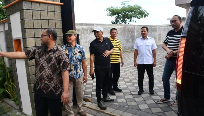 Wakil Bupati Ahmad Baharudin, bersama Kadinsos, Wahyid Masrur, dan Camat Gondang meninjau lokasi usulan pembangunan Sekolah Rakyat yang berlokasi di Kelurahan Kedungsuko.
