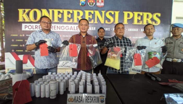 Satreskrim Polres Trenggalek menangkap peracik petasan berdaya ledak mematikan di Dusun Wates, Desa Sugihan