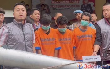 Nekat: tiga orang tersangka pencurian pipa stainless dan satu orang penadah diringkus Satreskrim Polresta Sidoarjo. [3detik.com]