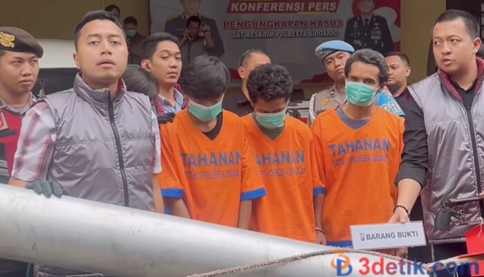 Nekat: tiga orang tersangka pencurian pipa stainless dan satu orang penadah diringkus Satreskrim Polresta Sidoarjo. [3detik.com]