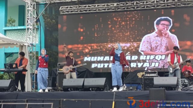 Berbakat: siswa siswi MAN Surabaya menampilkan talenta bakat dengan musik band. [3detik.com]