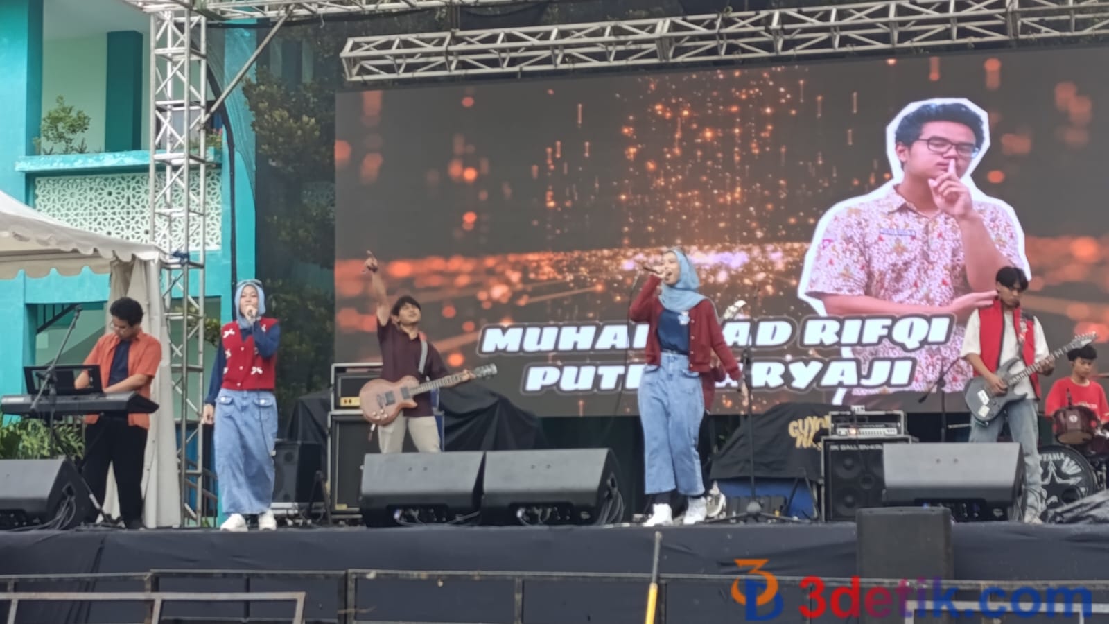 Berbakat: siswa siswi MAN Surabaya menampilkan talenta bakat dengan musik band. [3detik.com]