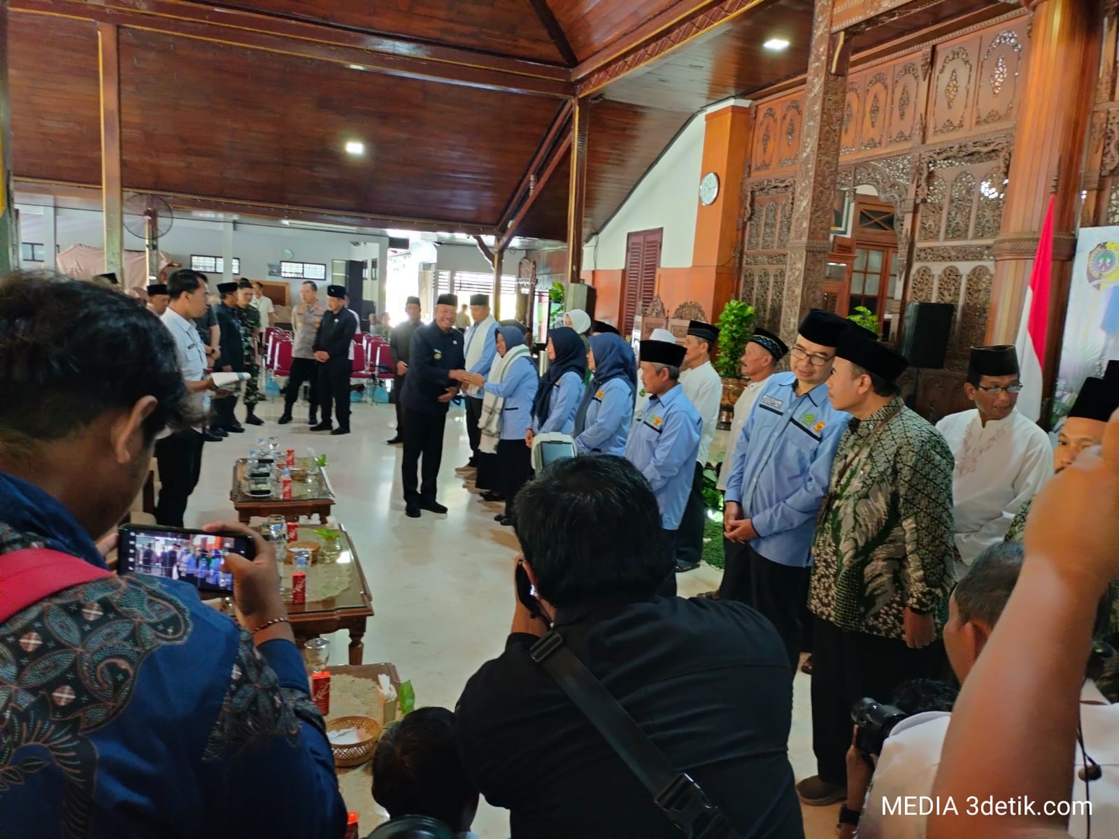 Pelepasan calon jemaah haji asal Tulungagung sebanyak 1.052 resmi dilepas keberangkatannya oleh Bupati Tulungagung Gatut Sunu Wibowo