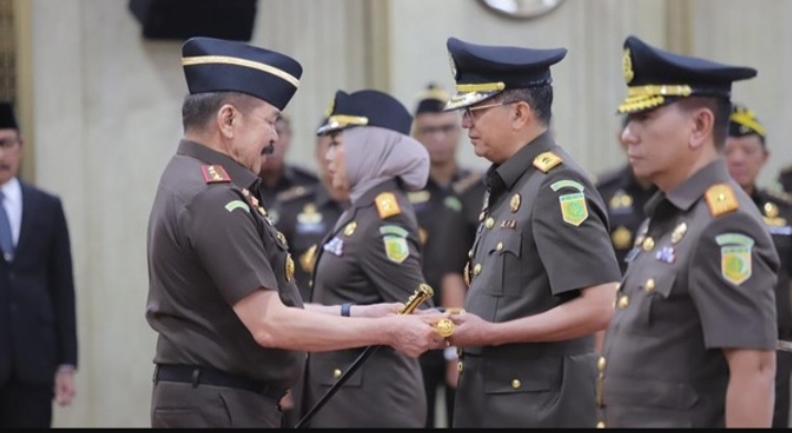 Jaksa Agung Republik Indonesia, ST Burhanuddin, secara resmi melantik enam Kepala Kejaksaan Tinggi (Kajati) di lingkungan Kejaksaan Agung RI, Jakarta