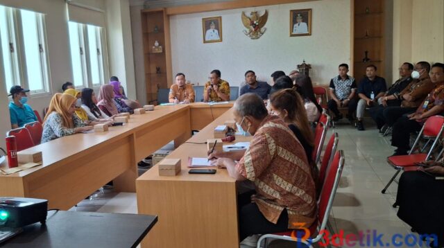 Rakor Satpol PP digelar bersama pelaku usaha panti pijat se Surabaya. [3detik.com]