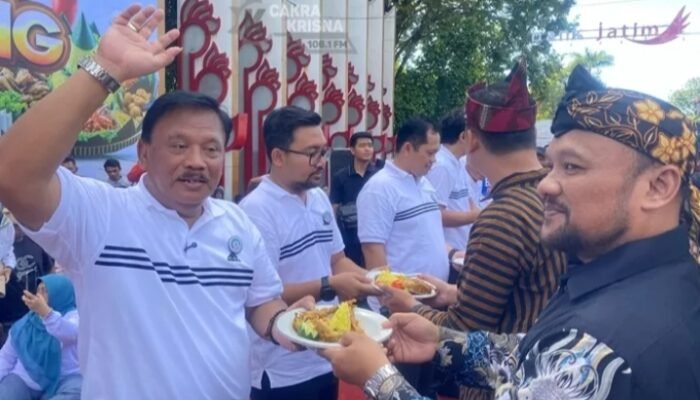 Sepanjang Jalan Ahmad Yani Sampai Alun Alun Nganjuk Dibanjiri 1088 Tumpeng