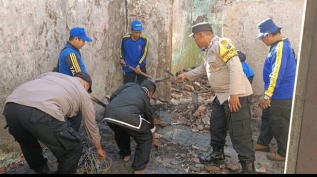 Kapolsek Geger AKP Afin juga kerja bakti Musibah kebakaran rumah milik Saudara Wiyono, warga Desa Uteran, Kecamatan Geger, Kabupaten Madiun
