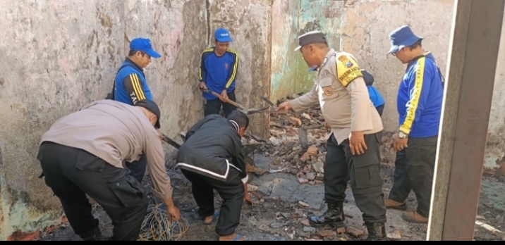 Kapolsek Geger AKP Afin juga kerja bakti Musibah kebakaran rumah milik Saudara Wiyono, warga Desa Uteran, Kecamatan Geger, Kabupaten Madiun