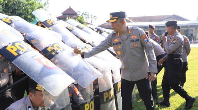 Kapolres Madiun, AKBP Mohammad Zainur Rofik, S.I.K. menggelar latihan pengendalian massa (Dalmas)