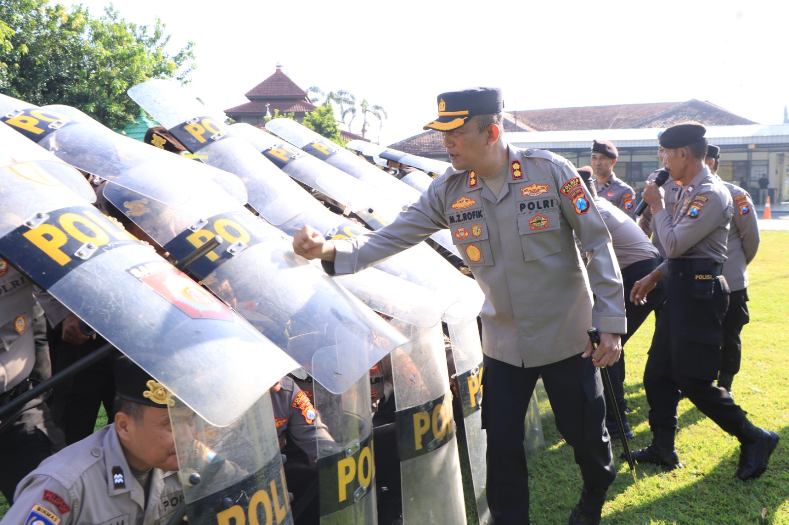 Kapolres Madiun, AKBP Mohammad Zainur Rofik, S.I.K. menggelar latihan pengendalian massa (Dalmas)