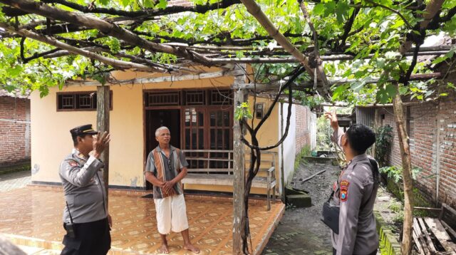 Polsek Patianrowo melaksanakan kegiatan pemantauan pemanfaatan lahan pekarangan bergizi berupa tanaman buah anggur di Dusun Kedungingas, Desa Rowomarto, Kecamatan Patianrowo