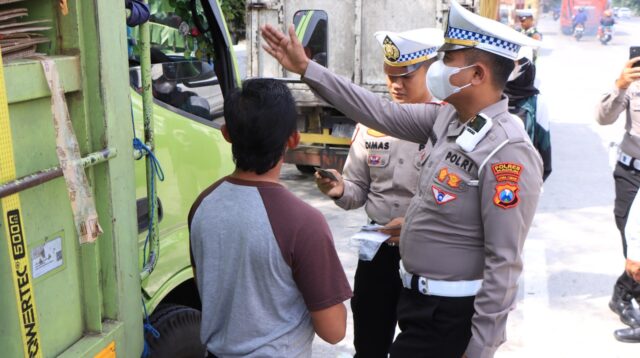 Satlantas Polres Madiun bersama Dinas Perhubungan (Dishub) Kabupaten Madiun melaksanakan penindakan terhadap kendaraan truk Over Dimension Over Loading (ODOL)