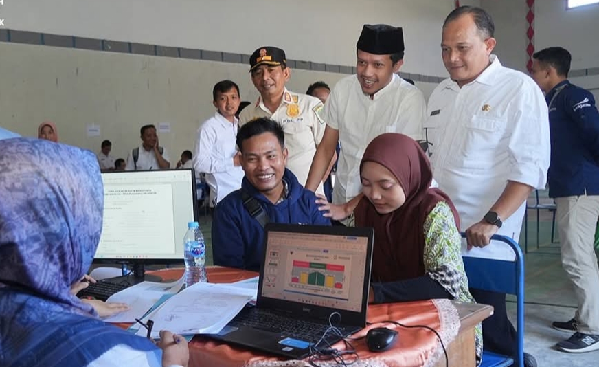 Wakil Bupati Trenggalek, Syah Mohamad Natanegara, melakukan kunjungan untuk meninjau pelaksanaan program Makaryo Ning Deso – Desa Hebat (Mening Deh) di Desa Tumpuk
