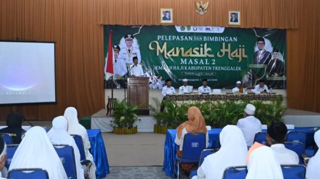 Wakil Bupati Trenggalek, Syah Mohamad Natanegara melepas Jamaah Calon Haji (JCH) Kabupaten Trenggalek tahun 2025 di Hall Majapahit Hotel Hayam Wuruk
