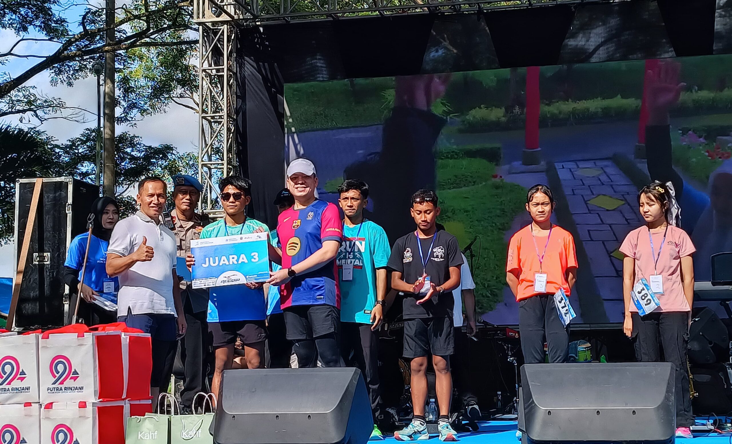 Wakil Bupati Tulungagung, Ahmad Baharudin, SM, secara resmi memberangkatkan ratusan peserta "Wonorejo Run Challenge