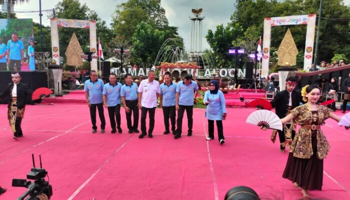 Hari Pendidikan Nasional, SMP 2 Tulungagung Gelar Tari Nusantara di Taman Nol