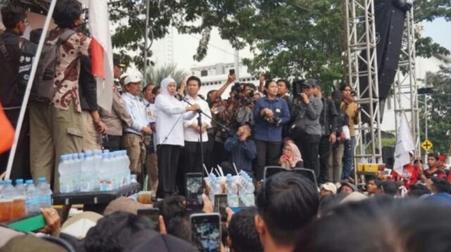 Gubernur Khofifah dan Wagub Jatim Emil Dardak disela menemui para ribuan buruh. [3detik.com]